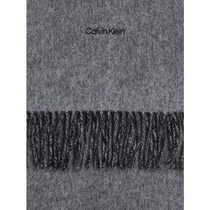 calvin-klein-accessories-naisten-huivi-fringes-two-tones-scarf-grafiitti-3
